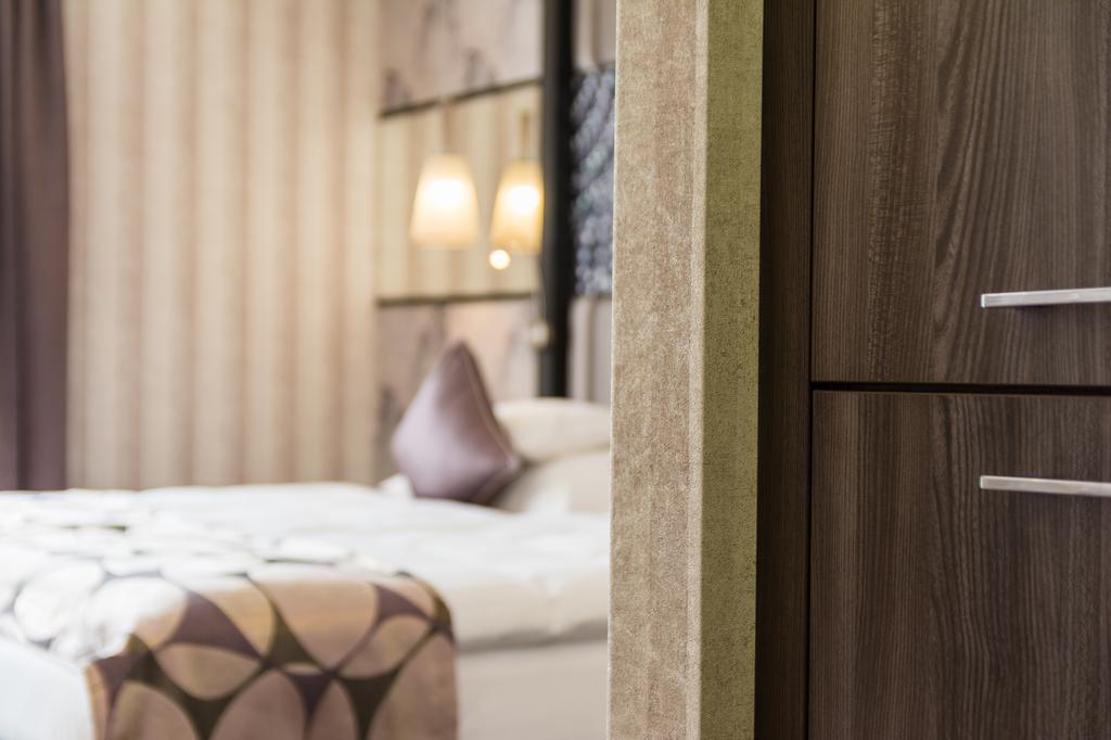 Victoria Garden Hotel Es Etterem Ньїредьгаза Екстер'єр фото