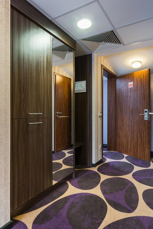 Victoria Garden Hotel Es Etterem Ньїредьгаза Екстер'єр фото