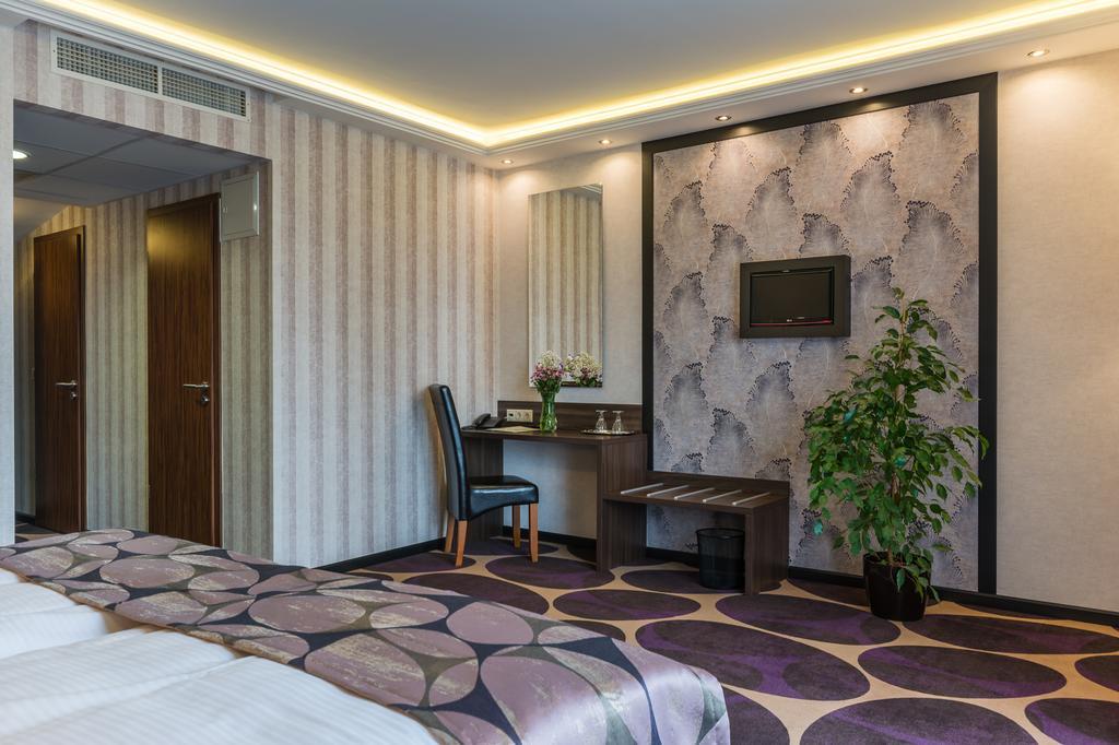 Victoria Garden Hotel Es Etterem Ньїредьгаза Екстер'єр фото