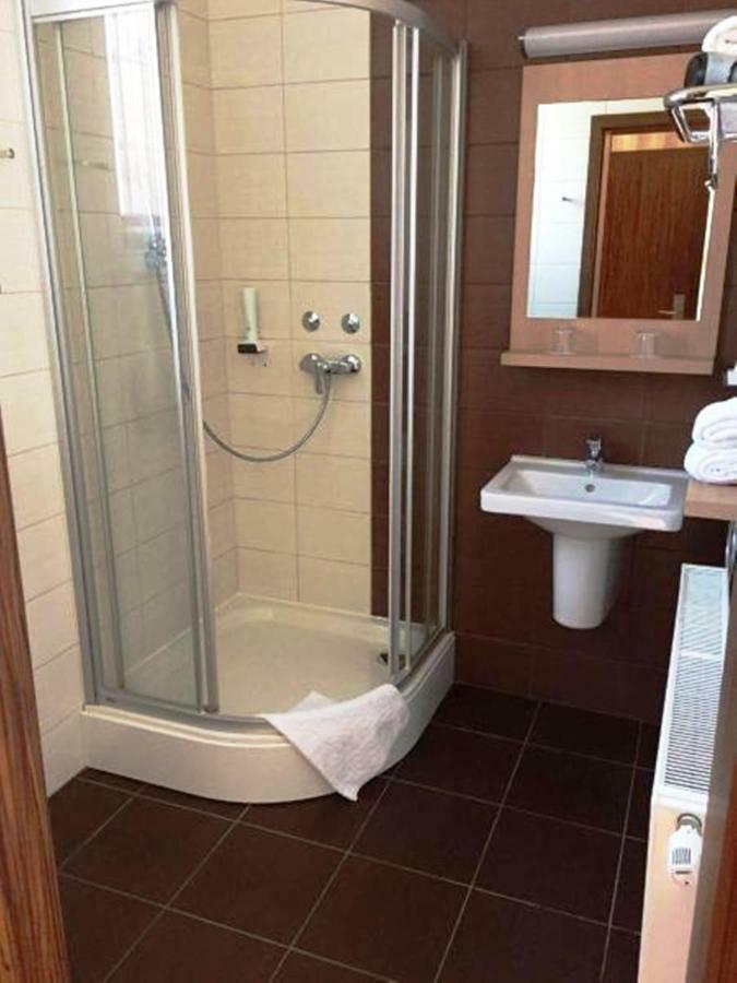 Victoria Garden Hotel Es Etterem Ньїредьгаза Екстер'єр фото